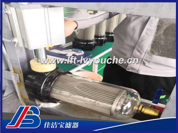 水滤器总成SLQ-58 SL-100 200简介： 水滤器总成SLQ-58 SL-100 200是佳洁宝滤器生产的一款水过滤器，该过滤器里边装的滤芯， 主要是用来过滤水，过滤效果好。  水滤器总成SLQ-58 SL-100 200参数： 序号 产品名称 本公司型号 市场型号编号 过滤器零售单价 备注 销售政策说明 1 水滤器总成 SLQ-58 SL-100 200 已定型量产有现货 配件零售：订货量100只以下均为零售。 主机配套：需直接发货至整车厂，客户信 息、价格需报公司备案审核，可单独沟 通，避免冲突。 2 水滤器总成 SLQ-59 SL-400 360 已定型量产有现货 3 水滤器总成 SLQ-59B SL-300 300 开发中 4 水滤器总成 SLQ-58B SL-200 根据市场需求情况，待开发 5 水滤器总成 SLQ-60 SL-600 根据市场需求情况，待开发 滤芯销售标准出厂价 （ 含税运 ） 序号 产品名称 产品规格型号 滤芯零售单价 销售政策说明 1 58滤芯 SLQ-58-04 60  2 59滤芯 SLQ-59-04 170  3 59B滤芯 SLQ-59B-04  新乡市佳洁宝滤器厂家主打产品类型： 1、高精度滤油车：LYC-B高精度滤油车(三级高精度滤油机） 2、便移式滤油车：LYC-A便移式滤油车、LUC精细滤油车、LUCD精细滤油车 3、便携式滤油车：BLYJ便携式滤油车、手提式滤油车 4、箱式移动滤油车：LYC-C滤油车 5、其他滤油车：贺德克滤油车、PALL颇尔滤油车 6、除尘器：自洁式空气过滤器、滤筒除尘器、滤袋除尘器、焊烟净化器、脉冲除尘器、UV光氧、活性炭吸附箱、滤筒、空气滤芯、滤袋。 7、全自动自清洗过滤器：立式自清洗过滤器、卧式自清洗过滤器、直角式自清洗过滤器 8、精密过滤器：保安过滤器、袋式过滤器 9、油过滤器：YPM中高压管路过滤器、YPH高压过滤器、PHB高压管路过滤器、PMA中压管路过滤器、PLA低压过滤器 10、水滤芯：大流量水滤芯（3M派克颇尔大通量滤芯）、PP熔喷滤芯、线绕滤芯、折叠滤芯、 11、液压附件系列有：液压空气滤清器、液位液温计、棒式磁性过滤器、冷却器、滤片 新乡佳洁宝滤油车主要应用在电力、冶金、纺织、机械加工、航空、制药、钢厂等行业中。 欢迎您登陆我们网站：http://www.lft-lvyouche.cn    进行相关查询！有问题欢迎联系13598656617小崔（微信同步）
